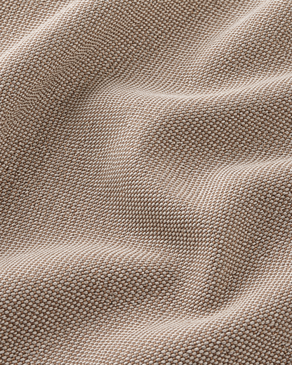 Colcha Eco-Liso en color Camel, extendida