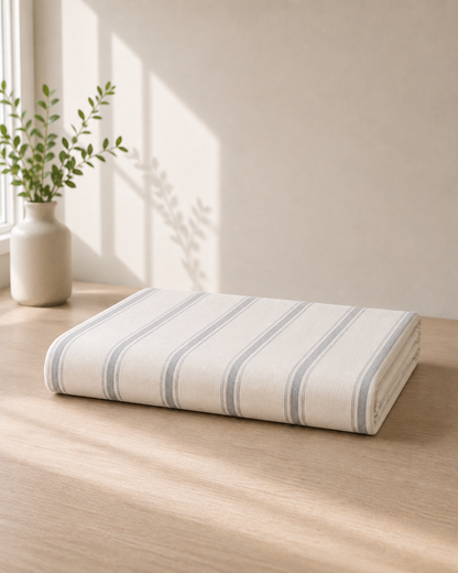 Colcha multiusos Skal-Line extendida sobre una cama