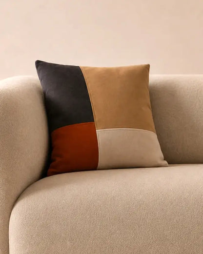 Cojín Abstract de patchwork en tonos tierra, con etiqueta colgante de la marca