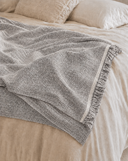 Colcha multiusos A-10 en color Gris, extendida