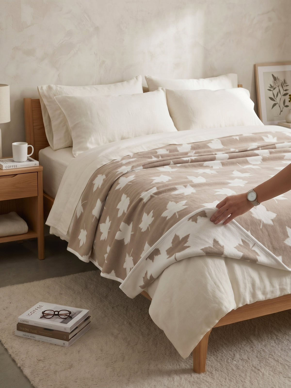Manta NH en color Camel, diseño Hojas, extendida sobre una cama