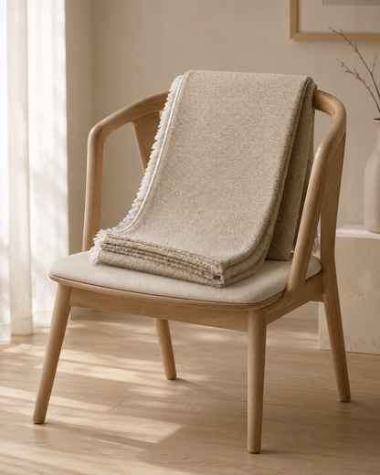 Colcha multiusos Xavi extendida sobre una silla